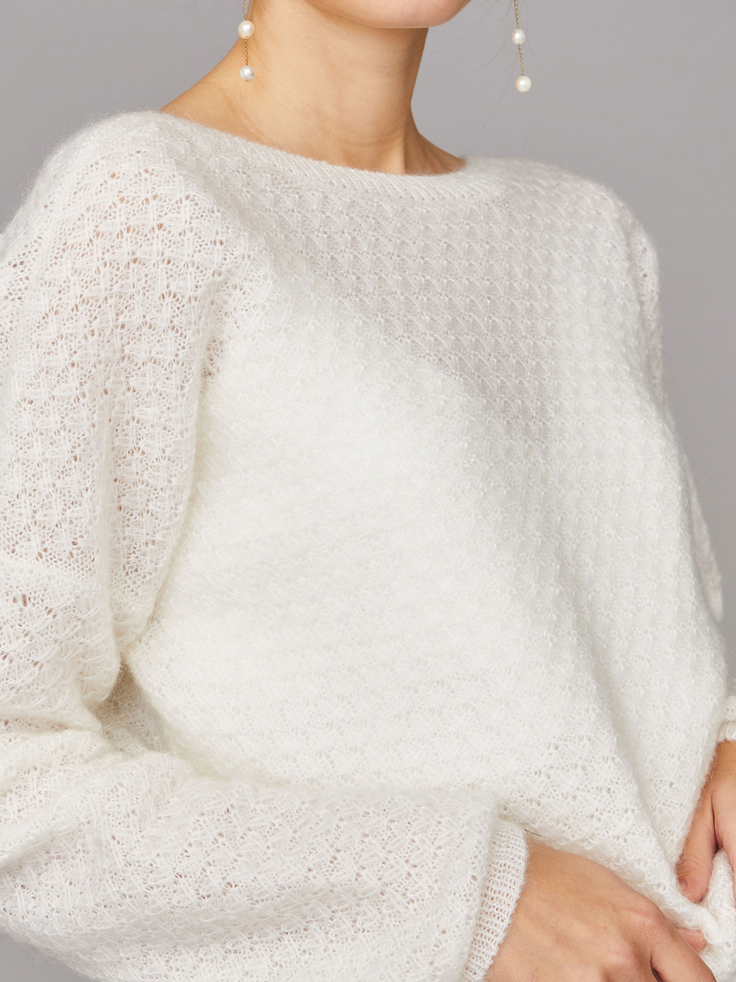 Cremefarbener Braut-Pullover mit tiefem V-Ausschnitt hinten Cremefarbener Braut-Pullover mit tiefem V-Ausschnitt hinten