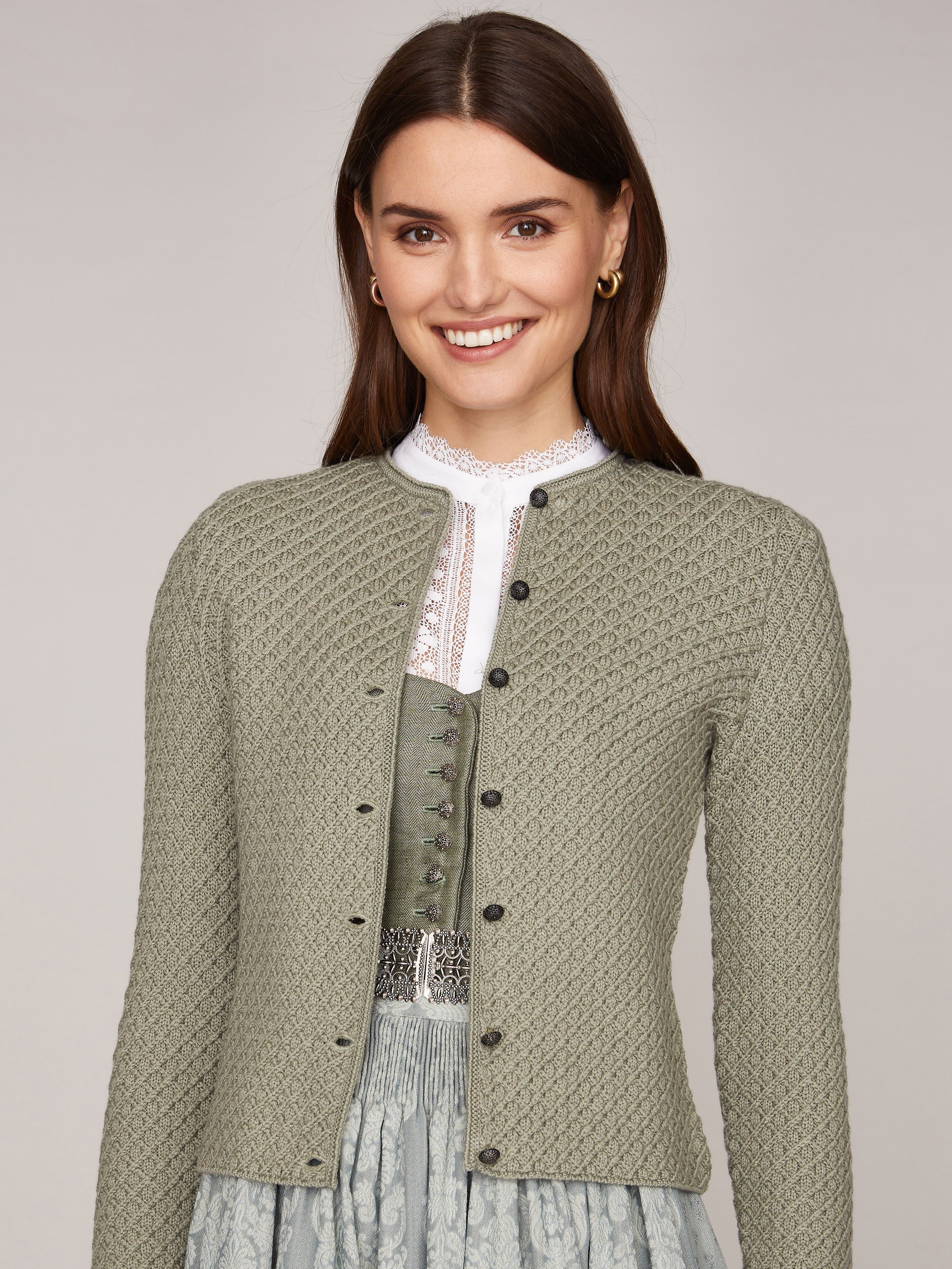 Grau-Grüne Trachten-Strickjacke mit Knopfleiste Grau-Grüne Trachten-Strickjacke mit Knopfleiste