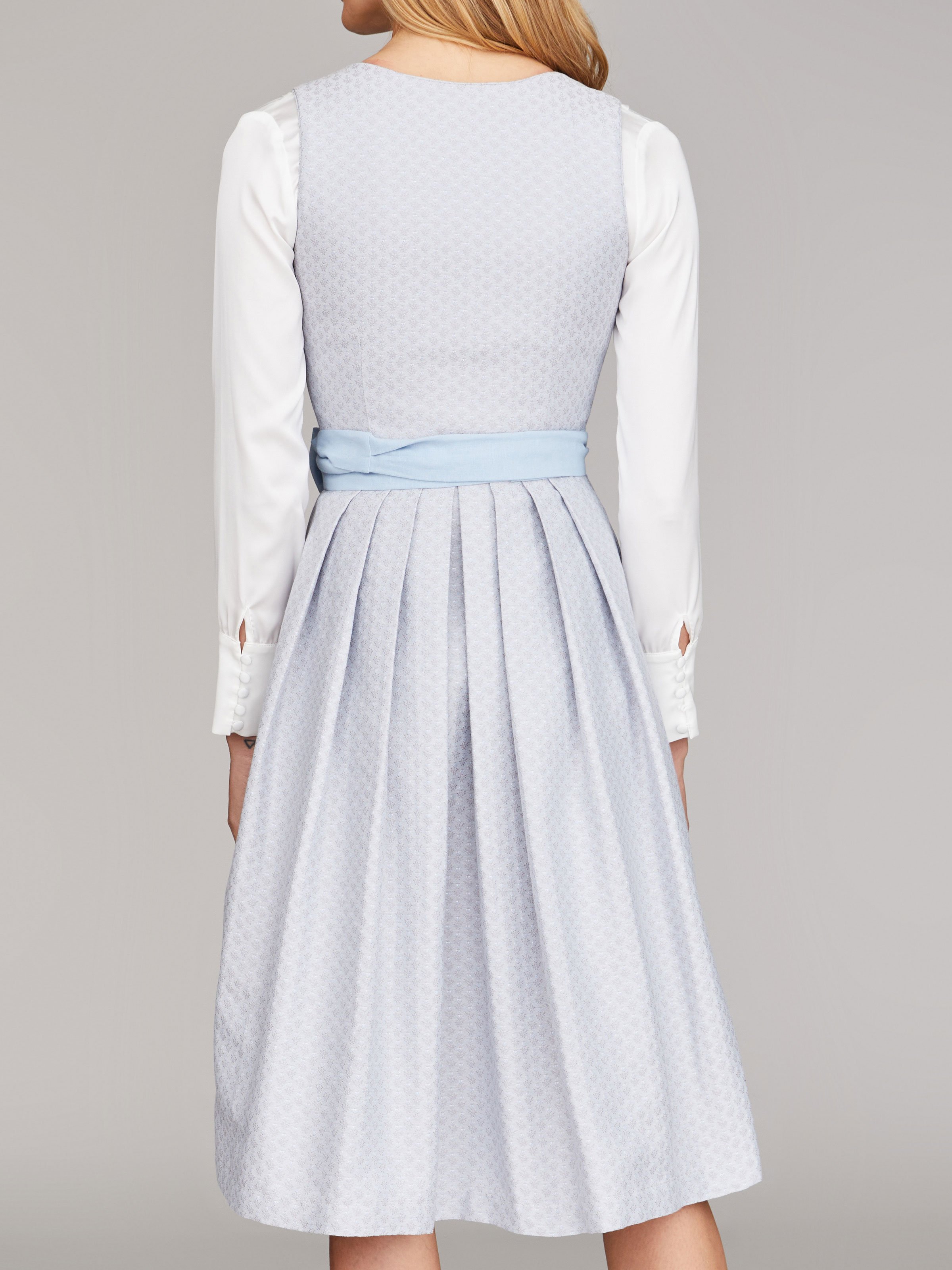 Hellblaues Dirndl mit Herzausschnitt Hellblaues Dirndl mit Herzausschnitt