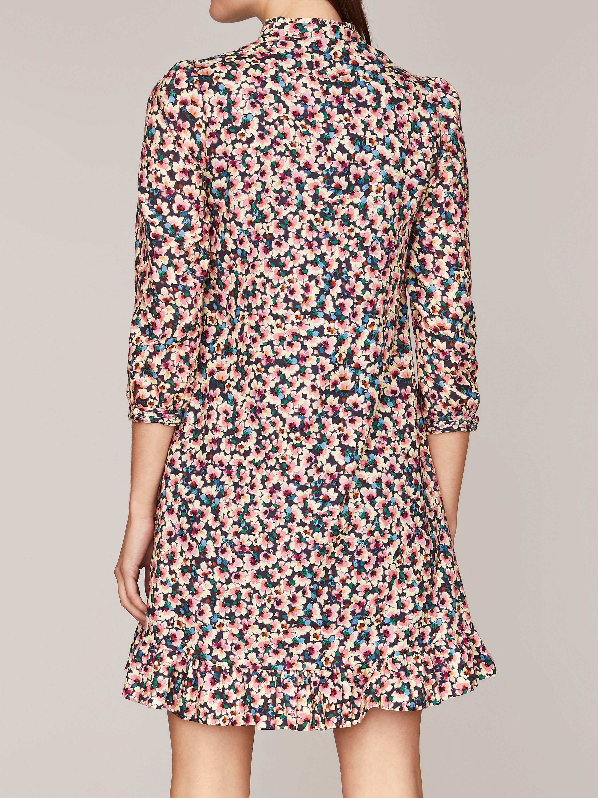 Kurzes Kleid mit Blumenmuster Kurzes Kleid mit Blumenmuster