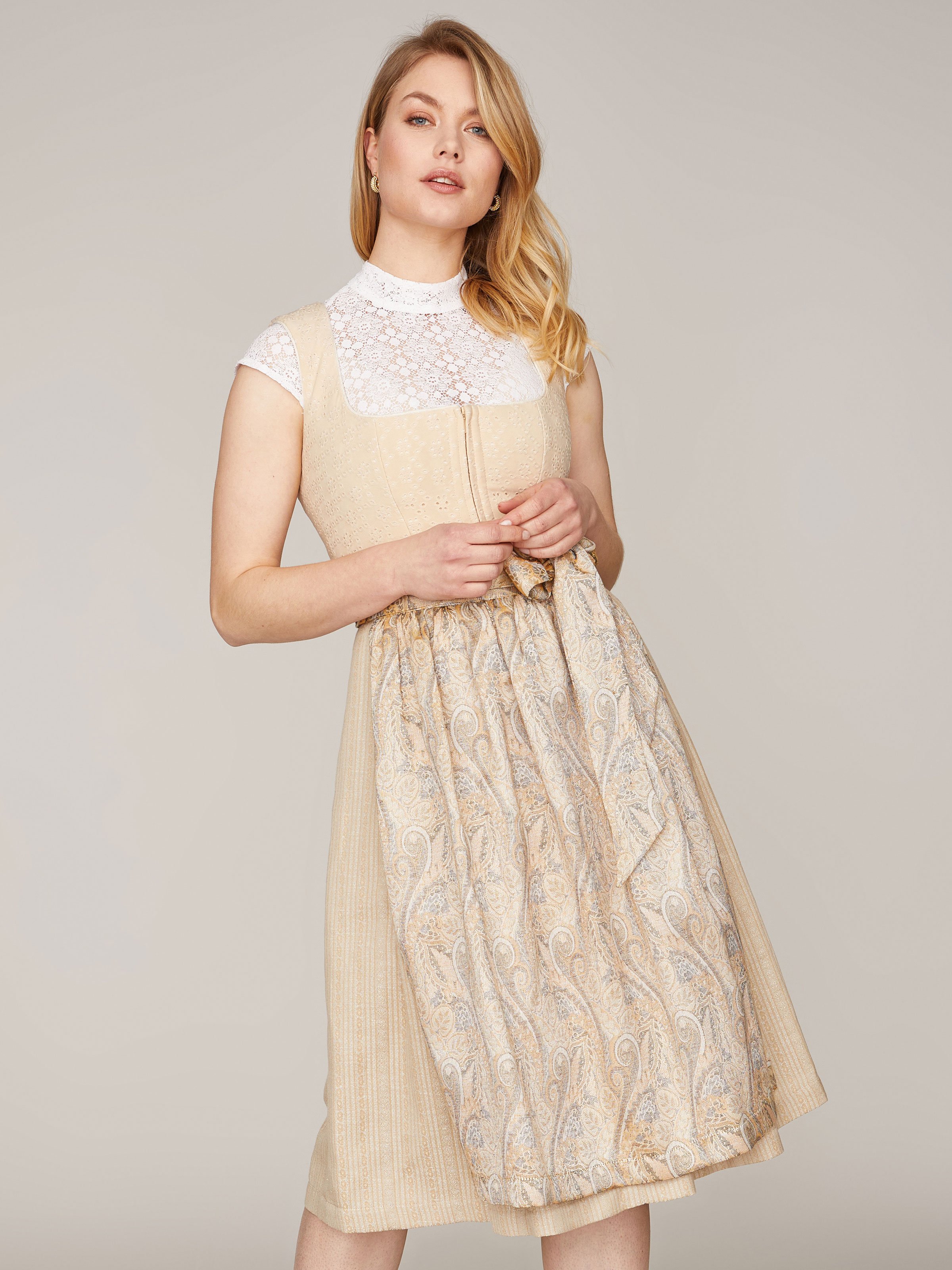 Beiges Dirndl mit zwei Schürzen Beiges Dirndl mit zwei Schürzen