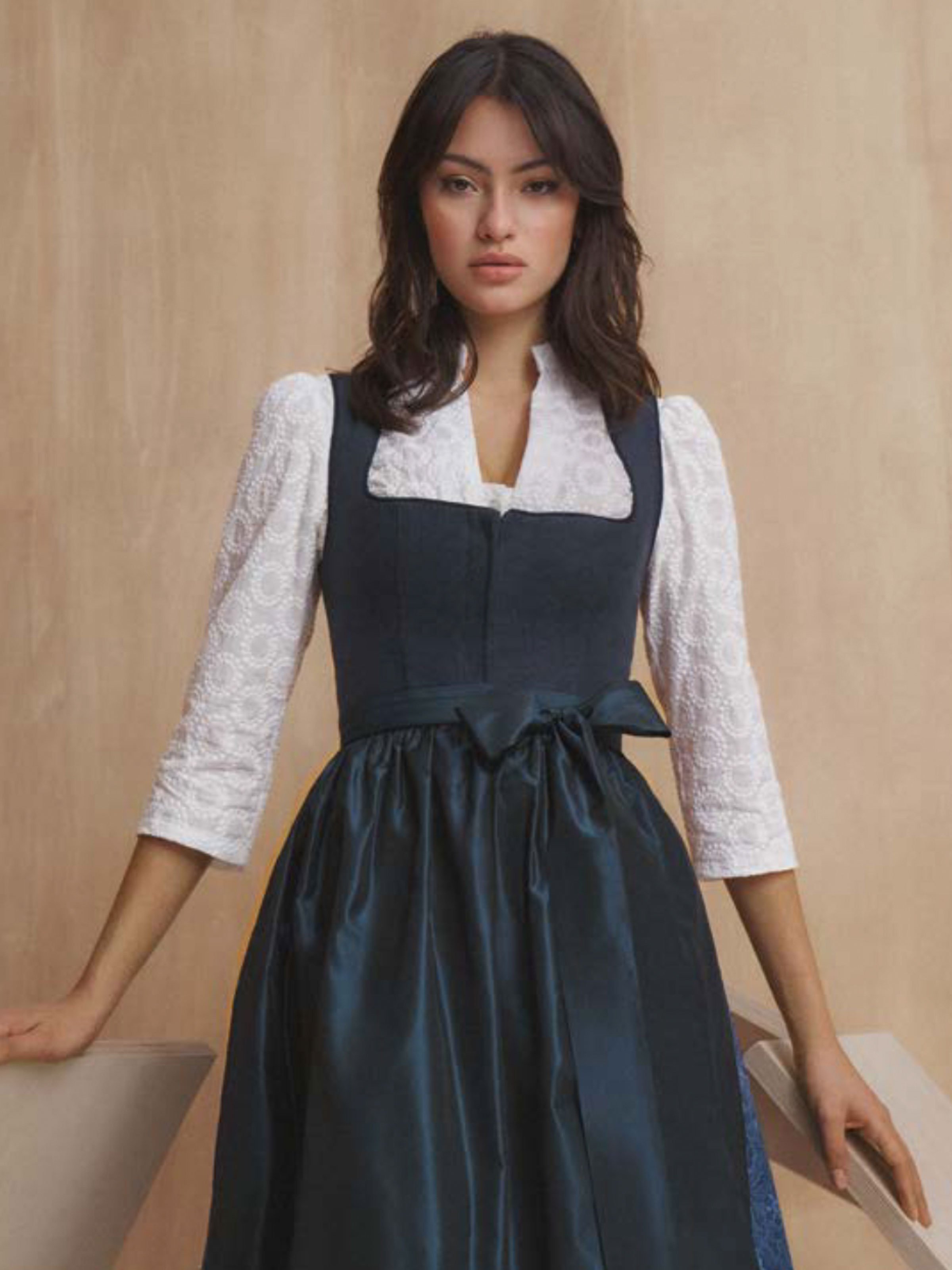 Nachtblaues Dirndl mit Leinen-Mieder Nachtblaues Dirndl mit Leinen-Mieder