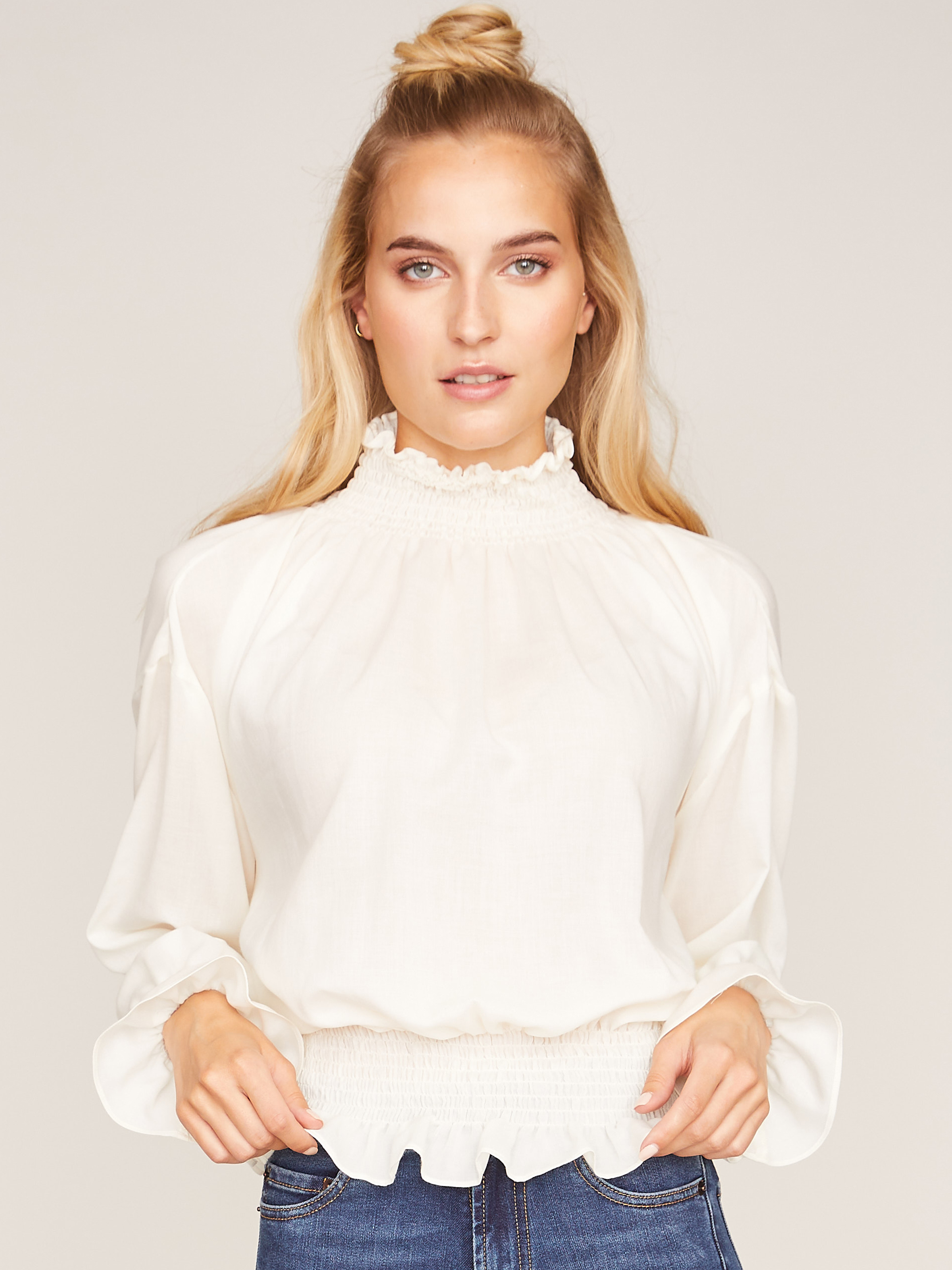 Elegante Bluse in Eierschale mit elastischen Einsätzen Elegante Bluse in Eierschale mit elastischen Einsätzen