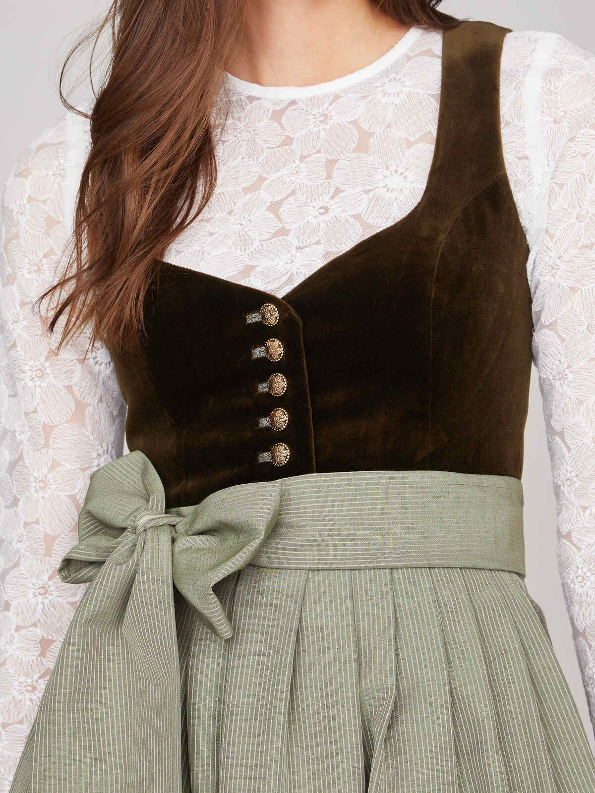 Dunkelgrünes Dirndl mit Samt-Mieder Braunes Dirndl mit grüner Schürze Detailaufnahme