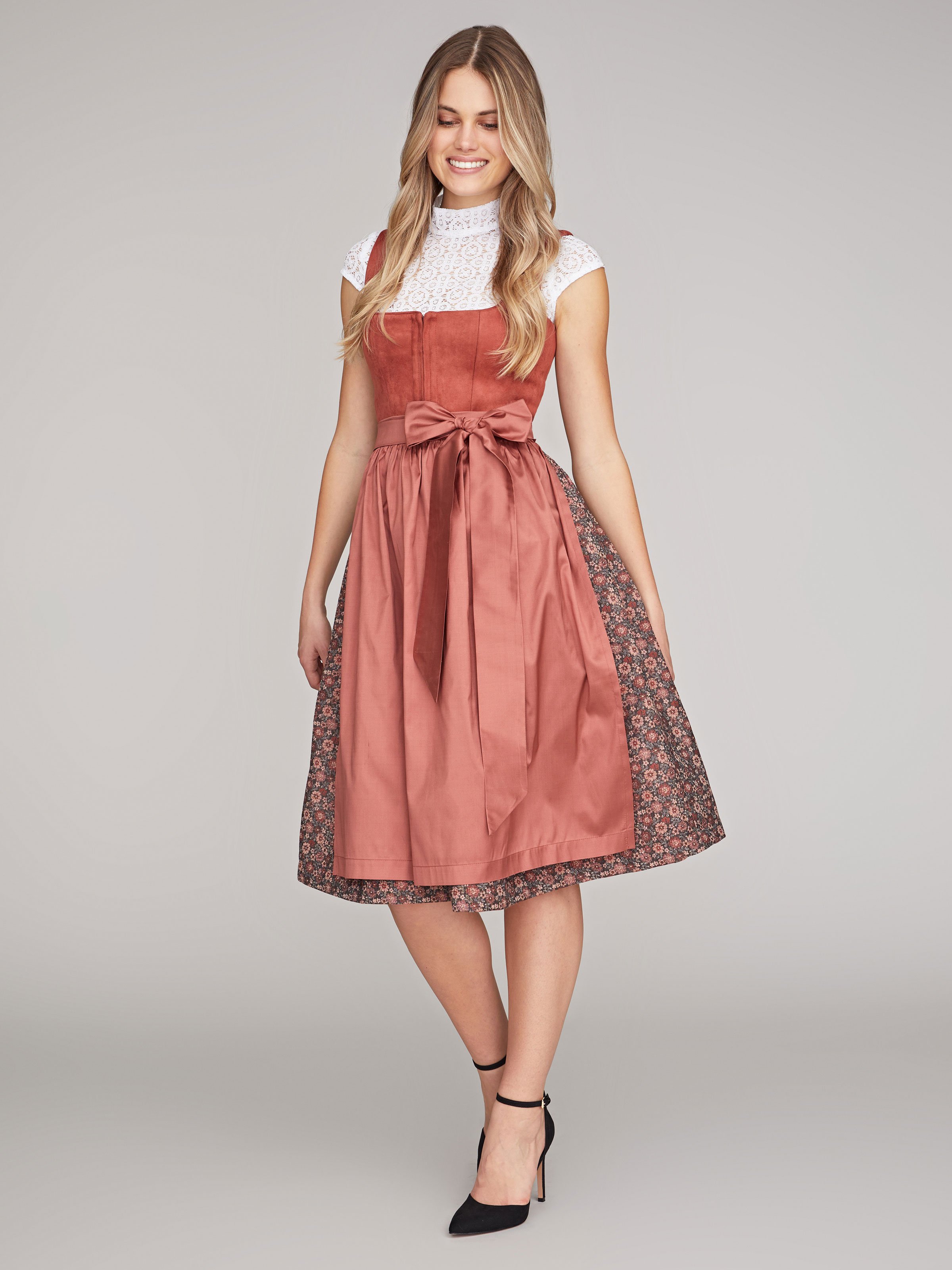 Kupfer-farbenes Dirndl mit Mieder aus Veloursleder-Optik Kupfer-farbenes Dirndl mit Mieder aus Veloursleder-Optik