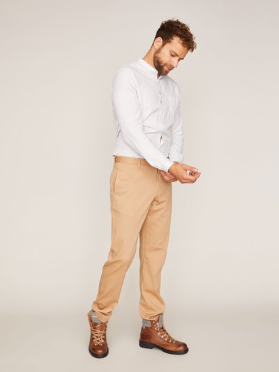 Hellbraune Chino mit Logo-Applikation