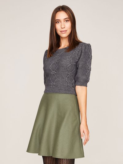 Grauer Strickpullover mit aufwendigem Muster 