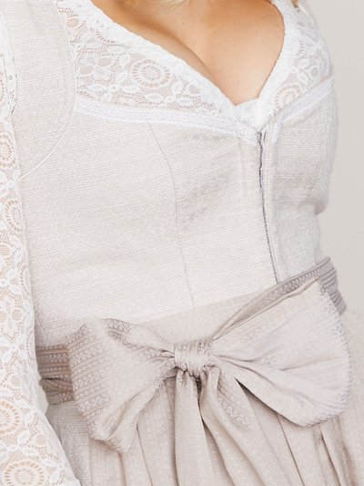 Pastell-farbenes Dirndl in sanftem Beige Pastell-farbenes Dirndl in sanftem Beige