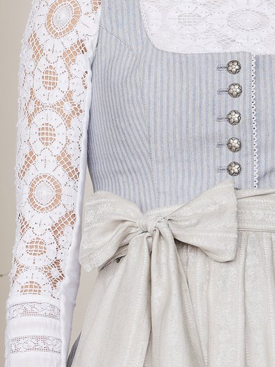 Pastellfarbenes Streifen-Dirndl in Eisblau und Grau Pastellfarbenes Streifen-Dirndl in Eisblau und Grau