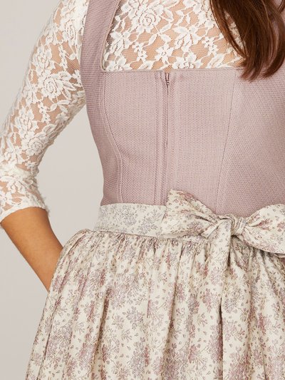 Lavendelfarbenes Dirndl Lavendelfarbenes Dirndl