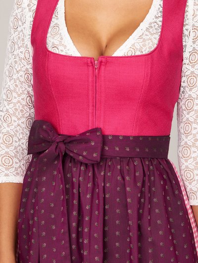 Pinkes Dirndl mit Leinen-Mieder und zwei Schürzen Pinkes Dirndl mit Leinen-Mieder und zwei Schürzen