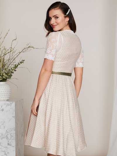 Puderrosa-farbenes Dirndl mit feiner Webstruktur Puderrosa-farbenes Dirndl mit feiner Webstruktur