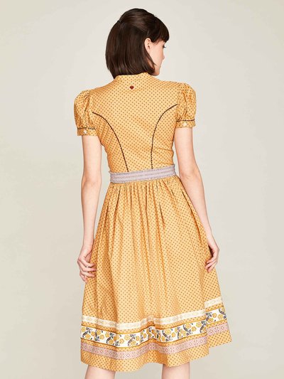Senf-farbenes Kleid mit Gürtel