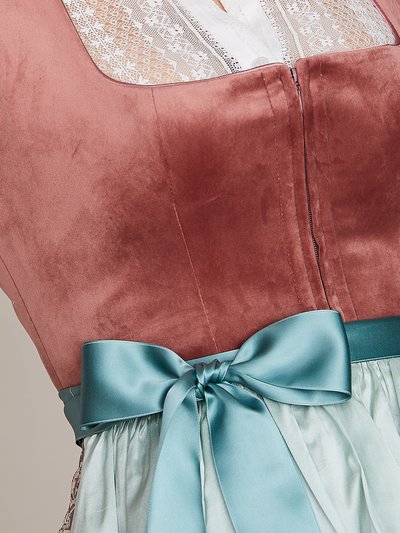 Pflaumen-farbenes Dirndl mit zwei Schürzen Pflaumen-farbenes Dirndl mit zwei Schürzen