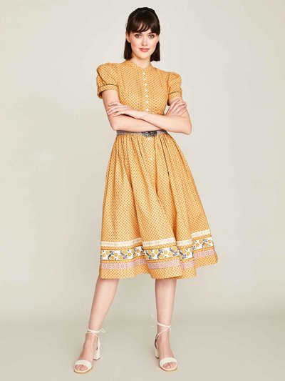 Senf-farbenes Kleid mit Gürtel