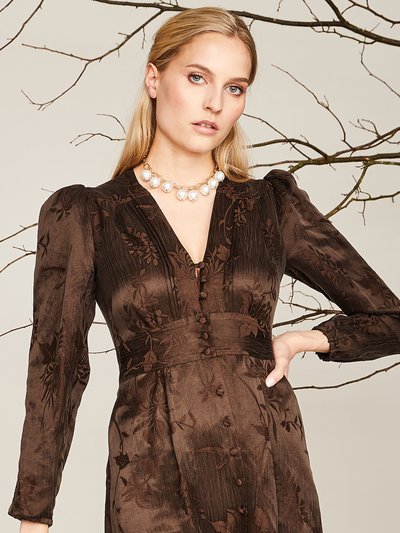 Braunes Kleid mit floralem Muster