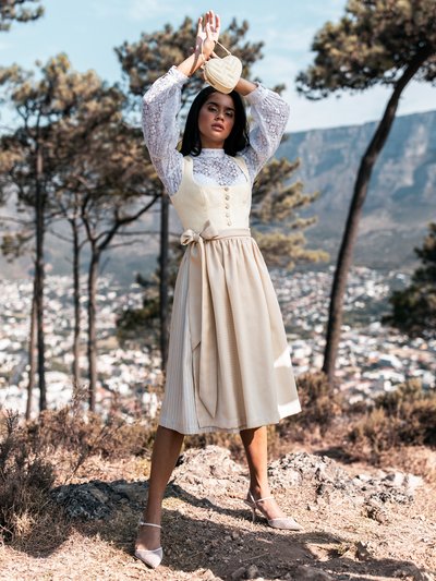 Hellgelbes Dirndl mit zwei Schürzen Hellgelbes Dirndl mit zwei Schürzen