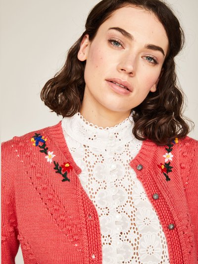 Strickjacke in Koralle mit Blumenstickerei