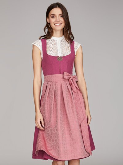 Beerenfarbenes Dirndl mit goldener Zierschnalle Beerenfarbenes Dirndl mit goldener Zierschnalle