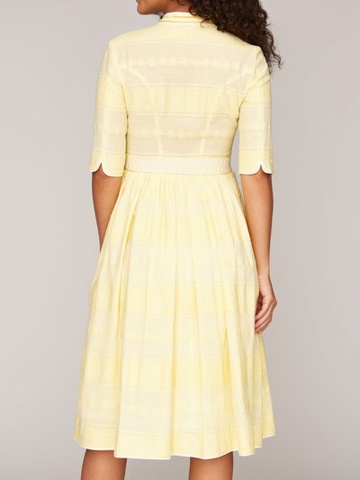 Gelbes Kleid mit Taillengürtel
