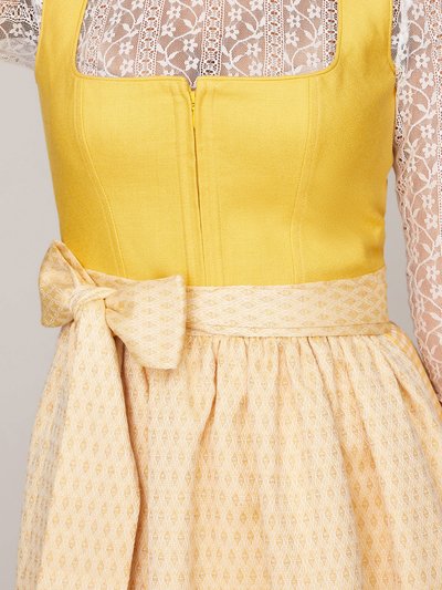 Gelbes Dirndl mit Leinen-Mieder Gelbes Dirndl mit Leinen-Mieder
