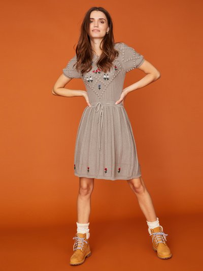 Graues Strickkleid