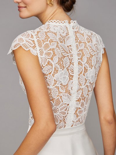 Cremefarbener Braut-Body mit Blumen-Spitze Cremefarbener Braut-Body mit Blumen-Spitze