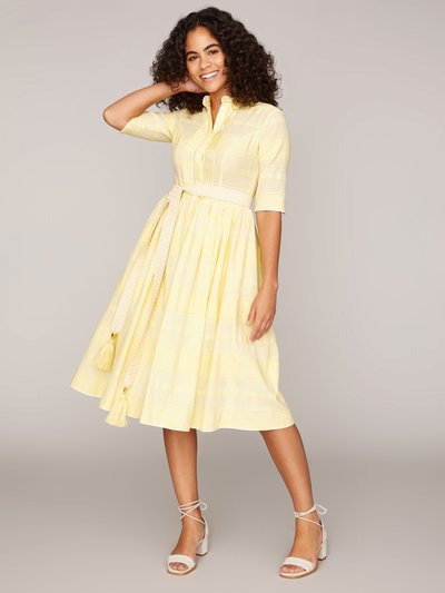 Gelbes Kleid mit Taillengürtel