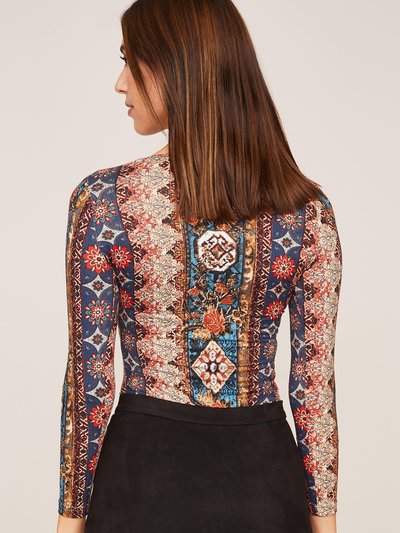 Bunt gemusterter Body mit V-Ausschnitt Bunt gemusterter Body mit V-Ausschnitt