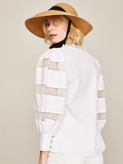 Weiße Bluse mit Spitzeneinsätzen