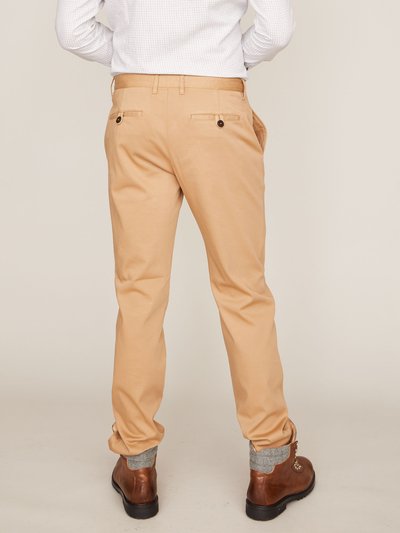 Hellbraune Chino mit Logo-Applikation