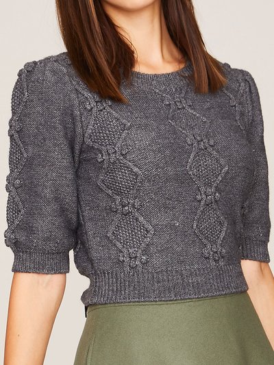 Grauer Strickpullover mit aufwendigem Muster 