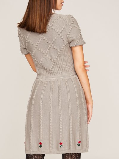 Graues Strickkleid