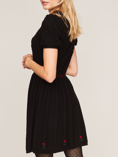 Schwarzes Strickkleid mit Handstickerei