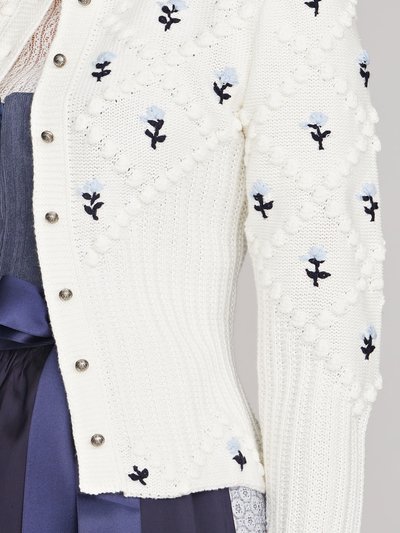 Strickjacke mit aufwendiger Blumenstickerei Strickjacke mit aufwendiger Blumenstickerei