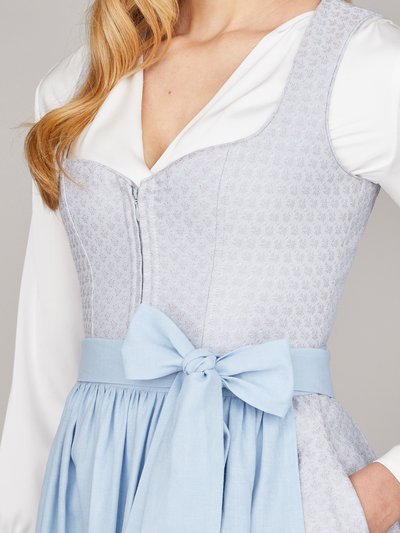 Hellblaues Dirndl mit Herzausschnitt Hellblaues Dirndl mit Herzausschnitt