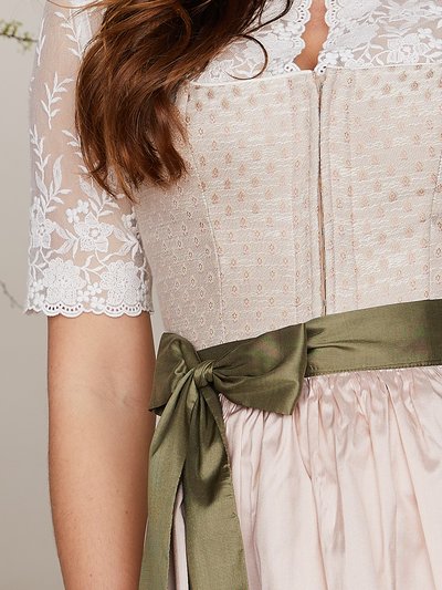 Puderrosa-farbenes Dirndl mit feiner Webstruktur Puderrosa-farbenes Dirndl mit feiner Webstruktur