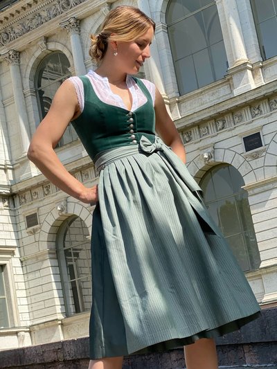 Dunkelgrünes Samtdirndl mit salbeigrüner Schürze Dunkelgrünes Samtdirndl mit salbeigrüner Schürze