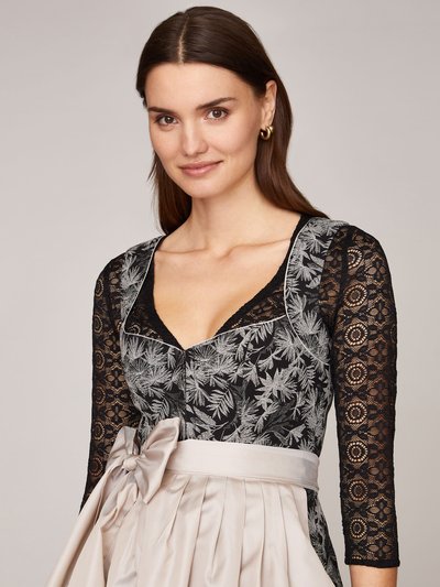 Schwarze Dirndlbluse mit V-Ausschnitt
