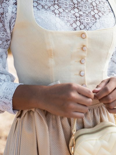 Hellgelbes Dirndl mit zwei Schürzen Hellgelbes Dirndl mit zwei Schürzen