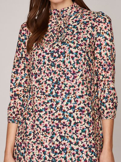 Kurzes Kleid mit Blumenmuster Kurzes Kleid mit Blumenmuster