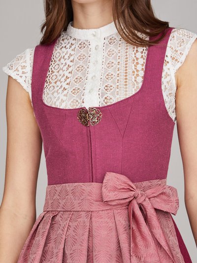 Beerenfarbenes Dirndl mit goldener Zierschnalle Beerenfarbenes Dirndl mit goldener Zierschnalle