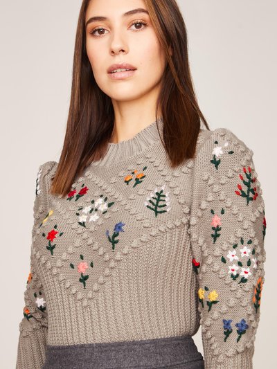 Grauer Strickpullover mit Blumenstickerei