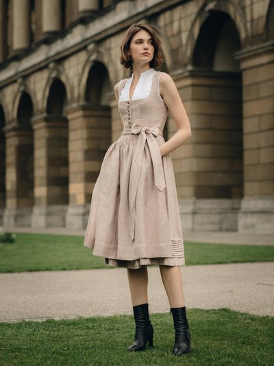 Hellrosafarbenes Dirndl Hellrosafarbenes Dirndl
