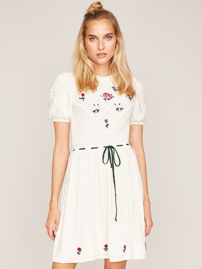 Weißes Strickkleid mit Blumenstickerei