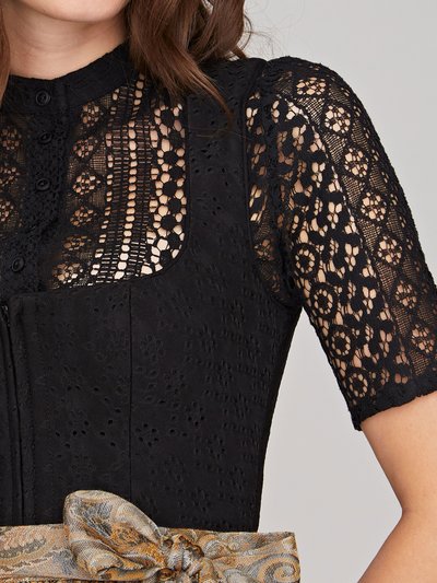 Schwarze hochgeschlossene Dirndlbluse Schwarze hochgeschlossene Dirndlbluse
