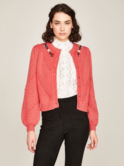 Strickjacke in Koralle mit Blumenstickerei