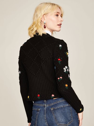 Strickjacke mit aufwendiger Blumenstickerei Strickjacke mit aufwendiger Blumenstickerei