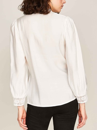 Weiße Bluse mit Spitze Weiße Bluse mit Spitze
