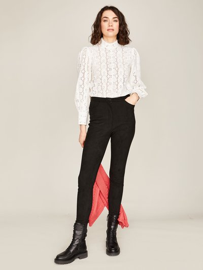 Weiße Bluse mit Lochstickerei
